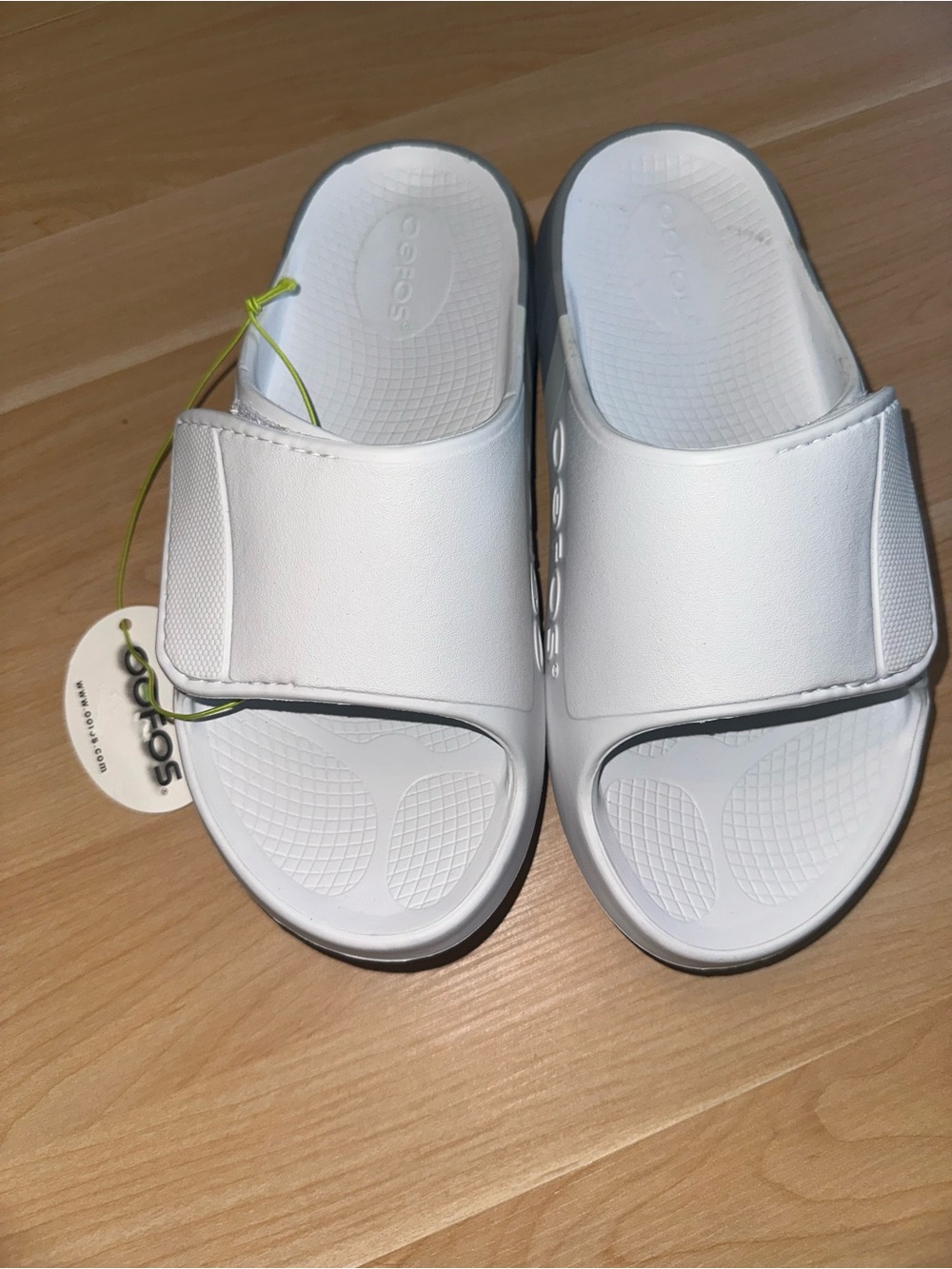 NWT OOFOS White and Gray Unisex Recovery Slide Sandals - Picture 2 of 9